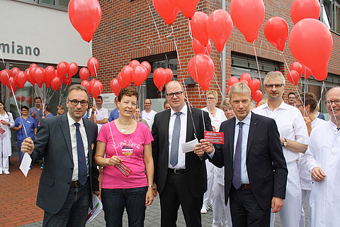 Rote Karte für die Gesundheitspolitik der Bundesregierung (vorne, v.l.n.r.): Dr. Martin Pohlmann (Stellvertretender Direktor Landes-Caritasverband für Oldenburg e.V.), Christa Schierholt (Vorsitzende der Mitarbeitervertretung, St. Josefs-Hospital), Mich