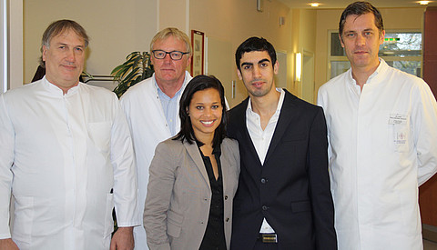 Gelöste Stimmung nach der Prüfung: Priv.-Doz. Dr. med. Christian Weilbach (Chefarzt Anästhesie und Intensivmedizin), Dr. med. Anno Feldmann (Chefarzt Gynäkologie und Geburtshilfe), Eve Chandraratne, Akram Ishtiwi, Dr. med. Hans-Günther Hempen (Chefar