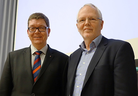 Priv. Doz. Dr. med. Christian Hönemann (links) referierte über das so genannte Patient Blood Management. Er folgte der Einladung der Transfusionskommission des Evangelischen Krankenhauses Oldenburg unter Leitung von Wolfgang Ellerbeck, Oberarzt der Klin